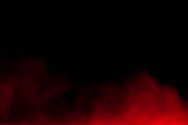 Kırmızı dumanı nemlendiriciden püskürterek yakın plan çek. Siyah arkaplanda izole