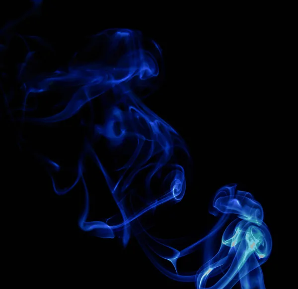 青い煙団の渦巻く動き抽象的な線黒の背景に隔離された — ストック写真