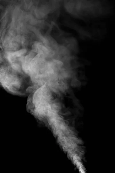 加湿器喷出的水蒸气的近景 被隔离在黑色背景下 — 图库照片