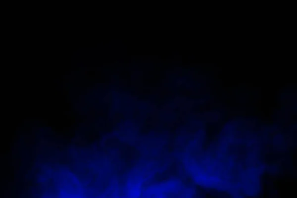 Zbliżenie Niebieskiego Dymu Pomocą Natrysku Nawilżacza Izolacja Czarnym Tle — Zdjęcie stockowe