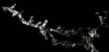 Su sıçraması yüksek çözünürlüklü siyah arkaplanda izole edilmiş