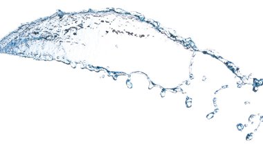 Mavi su, beyaz arka planda izole edilmiş güzel, temiz su sıçratır.