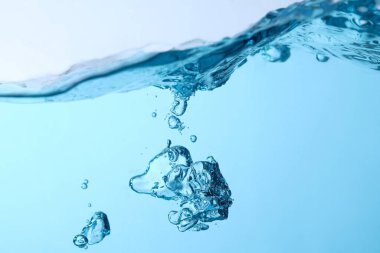 Siyah arkaplanda izole edilmiş beyaz duman grubunun girdap hareketi