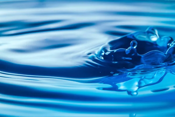 Dark Blue Water Droplets Splash Close Water Surface Creates Water — Stock Photo, Image