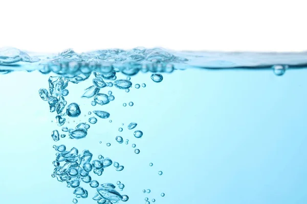 水の下に青い波のスプラッシュを作り 自然の中で水面に泡が流れています コピースペースで — ストック写真