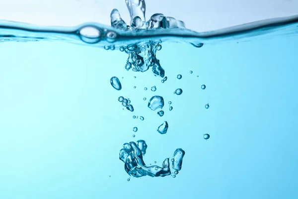 Verter Hizo Chapoteo Olas Azules Bajo Agua Burbujas Que Fluyen —  Fotos de Stock