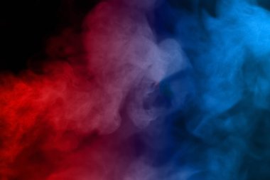 Renkli dumanı nemlendiriciden püskürterek yakın plan çek. Siyah arkaplanda izole
