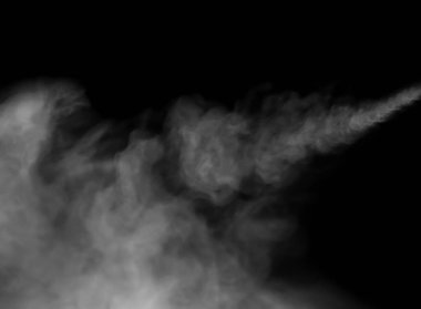 Nemlendiriciden püskürtülmüş beyaz su buharının yakın görüntüsü. Siyah arkaplanda izole