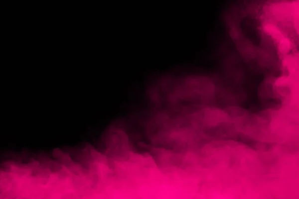 Renkli pembe sis veya buhar dumanının soyut yakın çekimi. Esrarengiz karanlıkta siyah arkaplanda izole edilmiş.
