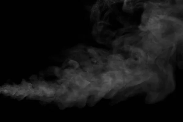 加湿器からのスプレーで白い水蒸気のクローズアップ 黒の背景に隔離された — ストック写真