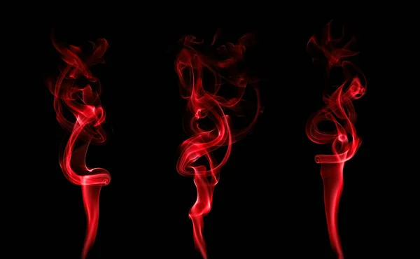 红色烟雾群的盘卷运动 抽象线 在黑色背景上隔离 — 图库照片