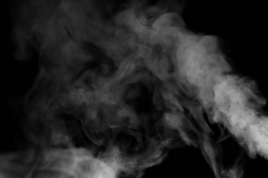 Nemlendiriciden püskürtülmüş beyaz su buharının yakın görüntüsü. Siyah arkaplanda izole