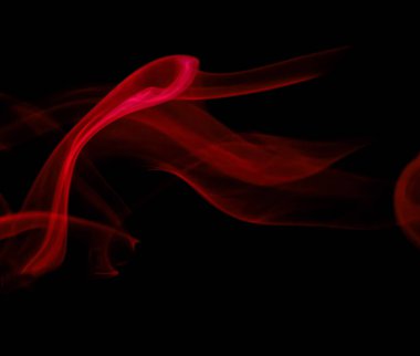 Kırmızı duman grubunun dönen hareketi, soyut çizgi siyah arkaplanda izole edildi
