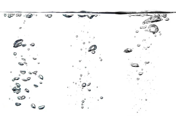 水面に泡が浮かんで白い背景に隔離された水中の澄んだ液体の中で — ストック写真