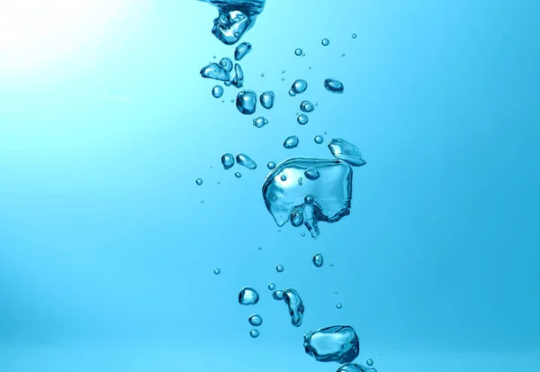 蓝色的气泡在水下涌向自然界的表面 带有复制空间的蓝色背景 — 图库照片