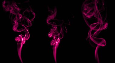 Pembe duman grubunun girdap hareketi, soyut çizgi siyah arkaplanda izole edildi