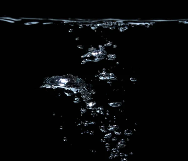泡状のソーダと白い酸素の空気 水の表面に泡が流れる水中で 黒の背景に — ストック写真
