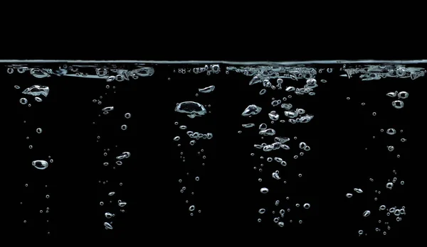 水の泡を集める白い酸素の空気 水面に泡が浮かんでいる水中の透明な液体 黒い背景に隔離された — ストック写真