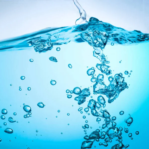 Przepływ Wody Tworzy Plusk Niebieskie Fale Pod Wodą Pęcherzyki Naturalnie — Zdjęcie stockowe