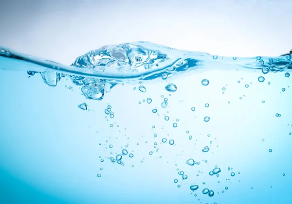 水の流れは スプラッシュと青い波を水中に作成し 泡は自然に表面に流れます コピーエリア付き — ストック写真