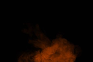 Siyah arka planda izole edilmiş yüzen kahverengi buhar spreyi.