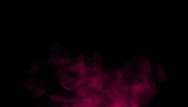 Siyah arka planda izole edilmiş yüzen pembe buhar dumanı.