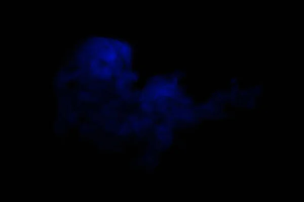 Крупним Планом Плаваючий Синій Спрей Диму Ізольований Чорному Фоні — стокове фото