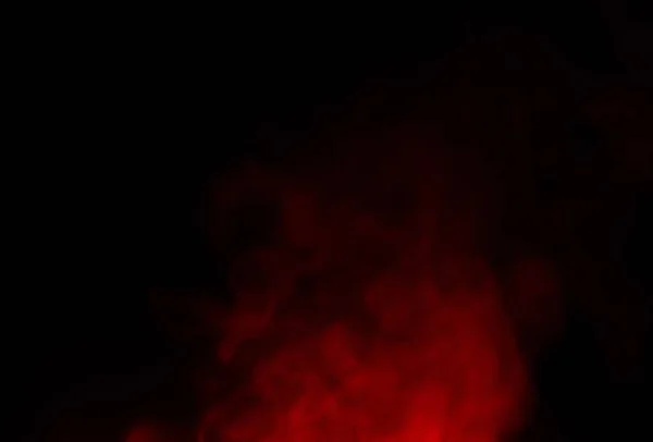 在黑色背景上隔离的流动红色蒸气喷雾的特写 — 图库照片