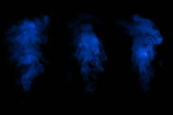 Närbild Blå Rök Med Spray Från Luftfuktare Isolerad Svart Bakgrund — Stockfoto