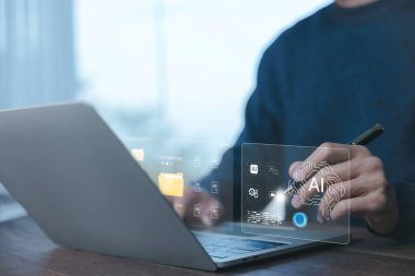 Yapay zekayı, veri otomasyonunu ve yenilik ve modern iş verimliliği için akıllı dosya yönetimini gösteren yapay zekayı ve dijital arayüzü kullanan insan teknolojisi kavramı.