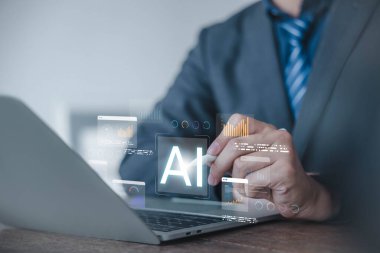 İş adamlarıyla yapay zeka teknolojisi kavramı verileri analiz etmek, kavrayışlar yaratmak, yenilik için yapay zeka stratejileri geliştirmek, dijital dönüşüm için dizüstü bilgisayar kullanıyor. Yapay zeka analizi ve raporu