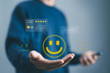 Müşteri değerlendirmesi ve memnuniyet derecelendirme konsepti gülen surat ve beş yıldızlı geri bildirim, olumlu hizmet deneyimini, iş güvenini ve çevrimiçi itibar yönetimini temsil ediyor. izlenim müşteri