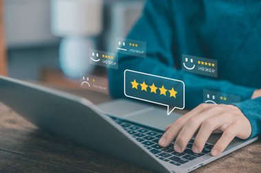 Müşteri değerlendirmeleri ile çevrimiçi derecelendirme sistemi beş yıldızlı yorumlar ve ifade ifadeleri olarak gösterilir, kullanıcı dijital servis kalitesi ve deneyimini değerlendirmek için dizüstü bilgisayarda yazmaktadır. İş tatmini kavramı