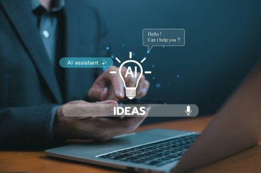 Akıllı telefon ve dizüstü bilgisayarda yapay zeka, yenilik ve üretkenlik için akıllı teknoloji çözümlerini temsil eden yaratıcı fikirler üreten iş adamı..