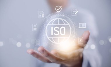 ISO sertifika konsepti. Küresel şirketler için iş standartları, uyum ve kalite yönetim sistemi, güven, güvenlik ve sürekli iyileşme sağlanması. izo Standardı