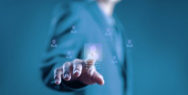 İşe alım ve insan kaynakları teknolojisi konsepti. İş adamı dijital ekranda aday profili seçiyor, işe alım sürecini, çalışan yönetimi, yetenek edinme, kurumsal işgücü çözümlerini sembolize ediyor