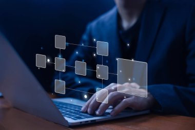 Dizüstü bilgisayar kullanan bir iş adamı. bir akış şeması hologramı, iş akışı otomasyonunu sembolize eder, süreç yönetimi, dijital dönüşüm, veri örgütü, sistem entegrasyonu ve iş verimliliği.