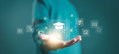 Mezuniyet şapkası ve ampullü dijital eğitim kavramı, yenilik, öğrenme, çevrimiçi eğitim, e-öğrenme, iş bilgisi, kariyer gelişimi ve akademik başarıyı sembolize etmektedir..