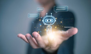 Parlayan ışığı olan sanal yapay zeka, dijital asistan, otomasyon ve teknolojik yenilik kavramını temsil eden sanal bir sohbet robotu simgesi tutan bir iş adamı. Akıllı yapay zeka ajanı