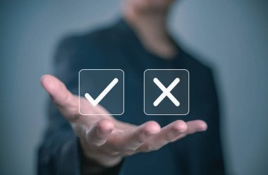 İşadamı kontrol işareti ve çapraz simgeler taşıyor, karar verme, onay, ret, değerlendirme ve iş yönetimi kavramını temsil ediyor. evet ya da hayır kavramı