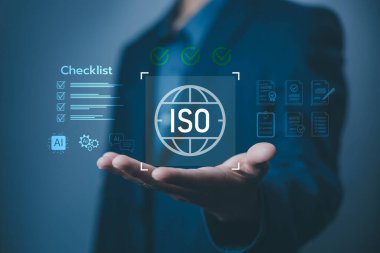 ISO sertifika ikonu ile dijital kontrol listesi sunan iş profesyoneli, kalite standartları, uyum, denetim süreci, risk kontrolü ve kurumsal kalite güvence sistemlerini sembolize eden.