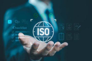 ISO sertifika ikonu ile dijital kontrol listesi sunan iş profesyoneli, kalite standartları, uyum, denetim süreci, risk kontrolü ve kurumsal kalite güvence sistemlerini sembolize eden.