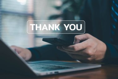 Bir iş adamı, bir dizüstü bilgisayardaki dijital teşekkür mesajıyla etkileşime geçerek memnuniyeti, minnettarlığı, olumlu iletişimi, müşteri ilişkilerini ve profesyonel tanımayı temsil eder..