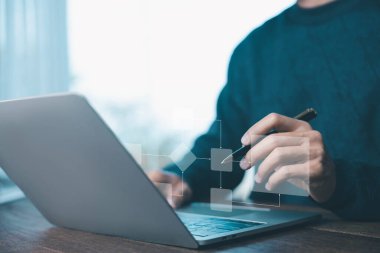 Dijital iş akışı diyagramı, iş süreci otomasyonu ve veri akışı olan bir dizüstü bilgisayar üzerinde çalışan bir iş adamı. Teknolojik dönüşüm konsepti. algoritma şeması, akış şeması otomasyonu, yapı dijital