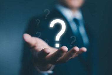 Soru işareti dizüstü bilgisayarda görünüyor. Soru, cevap, İş Sorusu, Düşünme ve Merak. soru teknisyeni beyin fırtınası ve problem çözme