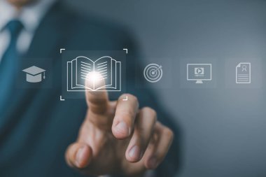 dijital kitap ve bulut simgeleri, e-öğrenme, çevrimiçi eğitim, kütüphane sistemleri, bulut belge depolama ve modern bilgi yönetimi çözümlerini temsil etmektedir. Eğitim kursu, giysi, öğrenme platformu