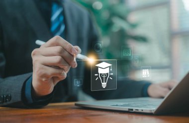 dijital kitap ve bulut simgeleri, e-öğrenme, çevrimiçi eğitim, kütüphane sistemleri, bulut belge depolama ve modern bilgi yönetimi çözümlerini temsil etmektedir. Eğitim kursu, giysi, öğrenme platformu