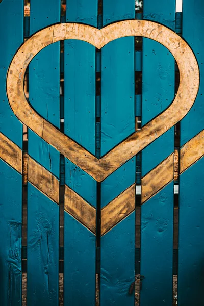 Du bois bleu avec un coeur en or