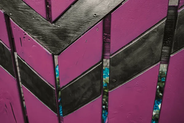 Gri desenli pembe tahta