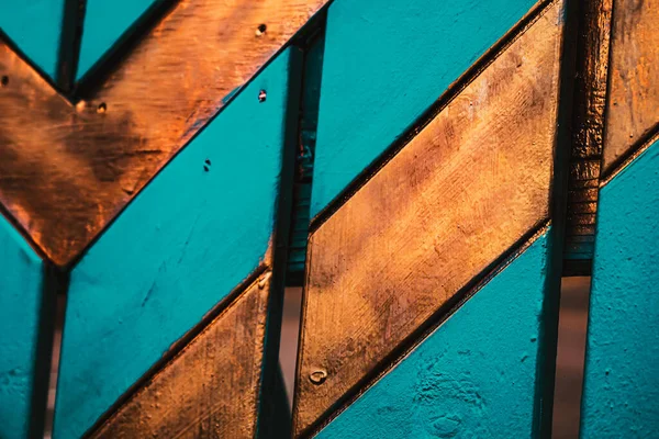 Du bois turquoise avec des motifs en cuivre